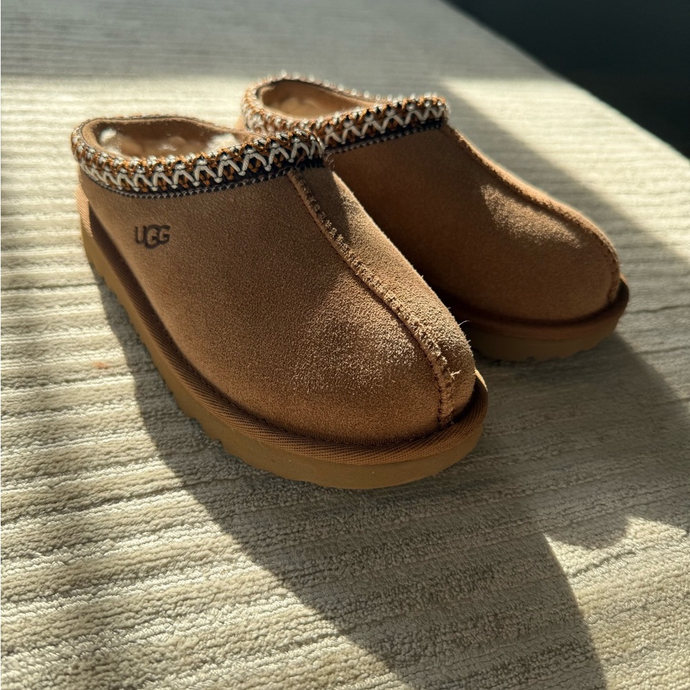 Uggs, Tasman kids slides, size 1, barely worn